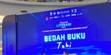 Karya Sastra Berideologi dan Tidak Berideologi: Tinjauan Karya Sastra Populer Karya Marchella FP
